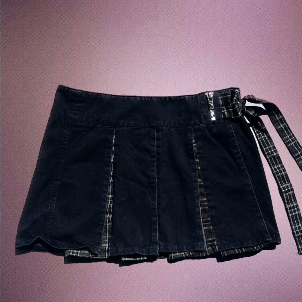 super cute black and plaid pleated vintage tripp nyc skirt
